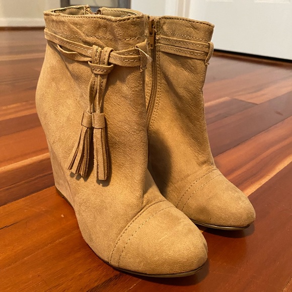 Size 7 Tan Wedges - Picture 2 of 2